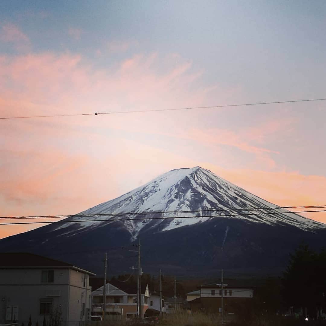 桑原淳のインスタグラム：「今年の春、GW、夏はぜひ山梨県富士吉田市に遊びに来てください。ワイに連絡もらえればできるだけいるようにします。東京からわずか1.5時間！  トマリ→サムライゲストハウス アソビ→郷土料理作り体験、浴衣で散歩 タベル→遊べる居酒屋  是非に。」