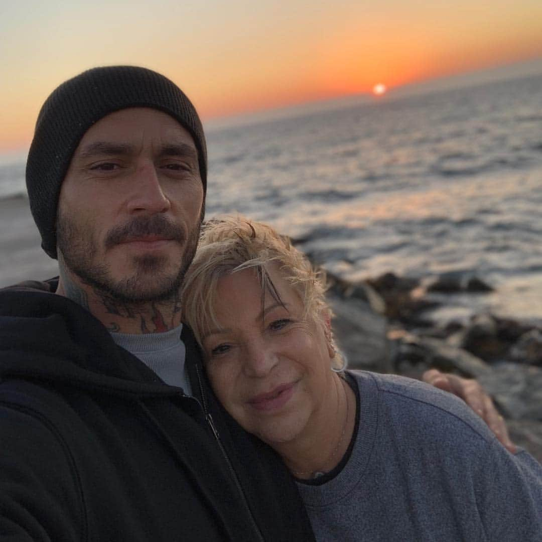 マウリシオ・ピニージャさんのインスタグラム写真 - (マウリシオ・ピニージャInstagram)「#sunset con mi mamita @lucia_ferreram #coquimbo 💛🖤」4月2日 10時05分 - pinigol9