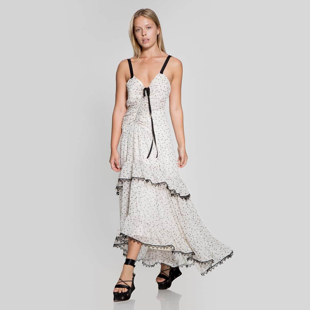マックススタジオのインスタグラム：「Dobby Lace Trimmed Long Dress #maxstudio #spring19 #maxstudiodresses」