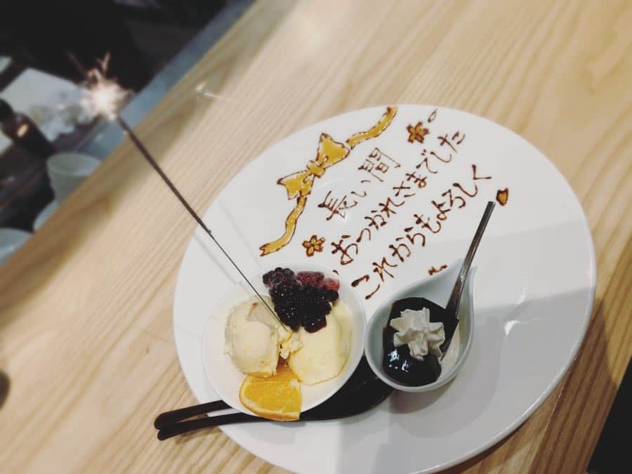 のインスタグラム：「想い出のつださんで最後にデザートプレートが🍨 花火がパチパチしてて綺麗だった🎆 何より気持ちが嬉しくて心がほっこり💕 夫を含む家族が支えてくれたから５年間早朝に生放送ができたと心から感謝✨ もともと早起きは得意だけれど、3時30分起きは周りの協力がなければできなかったからね🥰 土曜も仕事なのに目覚ましガンガンにならしても怒らなかった父（二段ベッドで寝てたし絶対煩かったはず） 一緒に起きて必ず朝ごはんを作ってくれていた母（離れてその優しさに心から感謝） 前夜になると早く寝なきゃと焦る私を見守ってくれていた妹たち（金曜夜のソワソワの空気に耐えてくれた） そして、土曜も仕事だけれど必ず起きて玄関まで送り出してくれていた夫（優しさのかたまりっ） みーーーーんなにありがとう！！！ 幸せな5年間でした。 そして、ラジオ初回にメールを送ってくれた父💌 ラジオ最終回にメールを送ってくれた夫💌 本番では読まなかったけれど二人の愛に嬉しくて笑っちゃいました😂笑💕 やっぱりなぁんか似てるんだよなぁ〜笑❤️ 心から家族が大好き！自慢の家族ですっ！✨ . . . . #family #金シャチ横丁 #創作串揚げつだ #デザートプレート #サプライズ #love #名古屋グルメ」