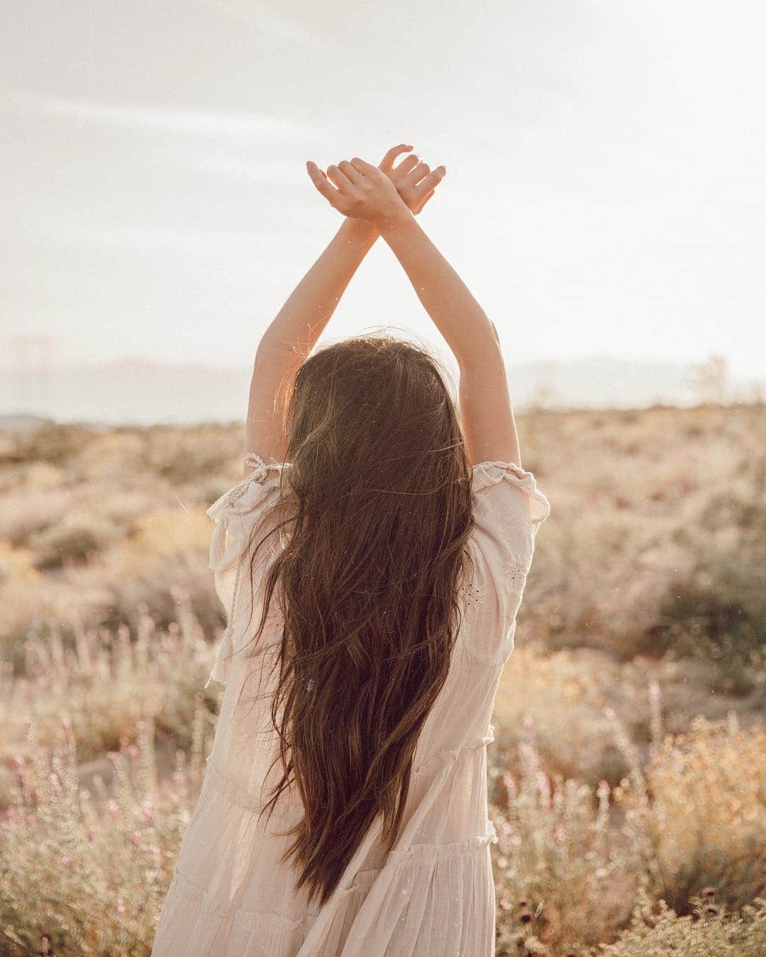 W E Y L I Eのインスタグラム：「“When will you ever get a chance to live this life again?” - advice someone gave me when I was going through a challenging time & feeling completely unmotivated. Think about this question. No matter how shitty your situation is, you’re only given this life once! How can you make the most of a good or bad situation and push yourself to move forward?」