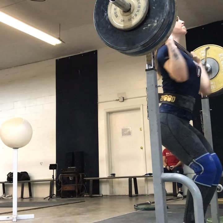 マッティ・ロジャーズのインスタグラム：「My face after the snatch says about how well those went today. One of those days where nothing felt “heavy”, just very OFF. Those days suck, but they definitely happen. I’d like to say these front squats from this morning played a nice part in making me feel like trash this afternoon! Showing the last set of 7 sets so you can see JUST how nasty they got. (& apparently they still weren’t slow enough, but it was 4 seconds down in my head ¯\_(ツ)_/¯) @rehband @2poodperformance #mylegsareLONG」