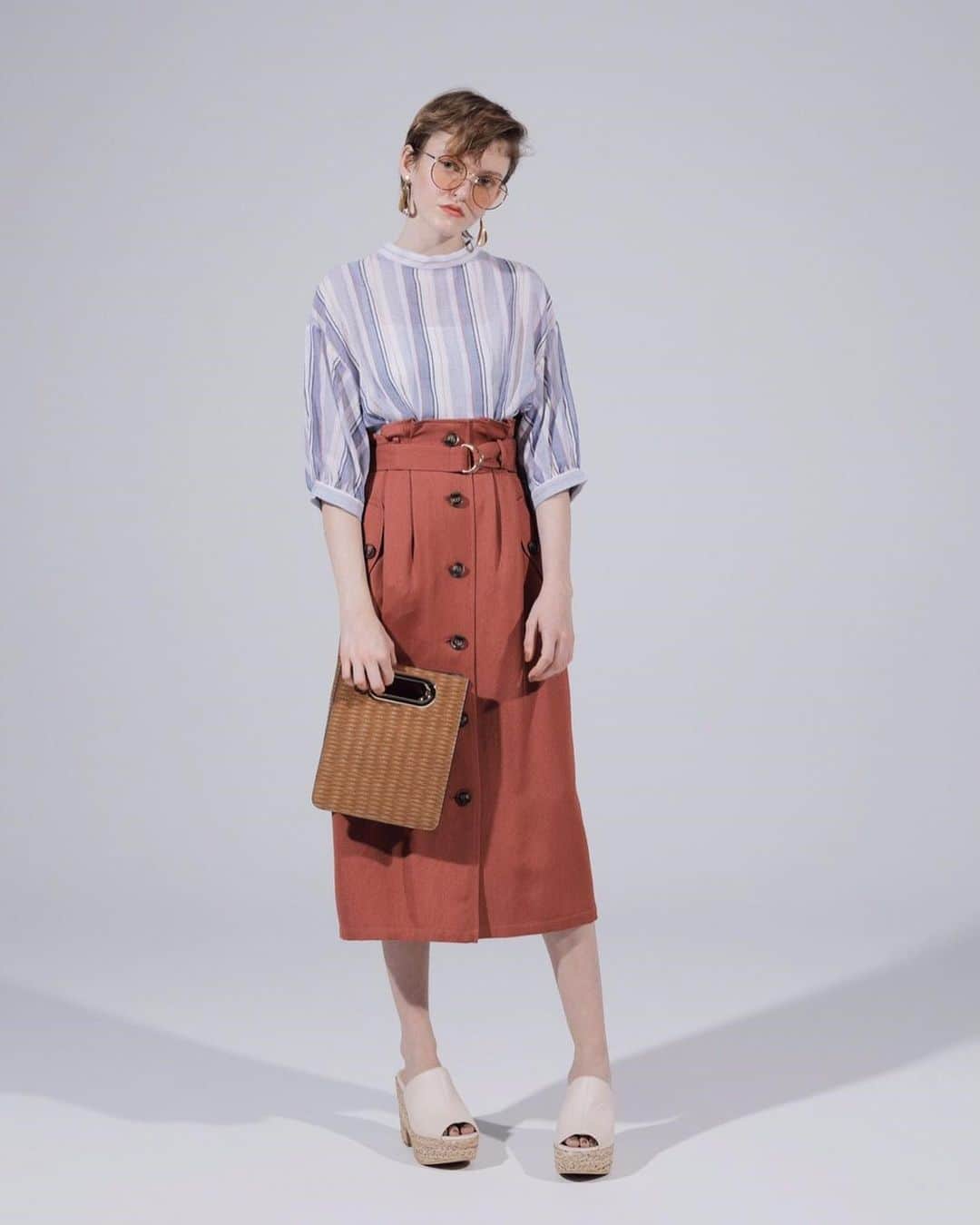 REDYAZELさんのインスタグラム写真 - (REDYAZELInstagram)「【NOW ON SALE】 ✔️TOPS ¥5,990+tax . ✔️SKIRT ¥8,990+tax . ✔️BAG ¥5,990+tax . . . #REYAZEL #REDYAZEL2019SS #MarchLook #style #coordinate #fashion #blouse #design #knit #skirt  #レディアゼル」4月2日 8時49分 - redyazel