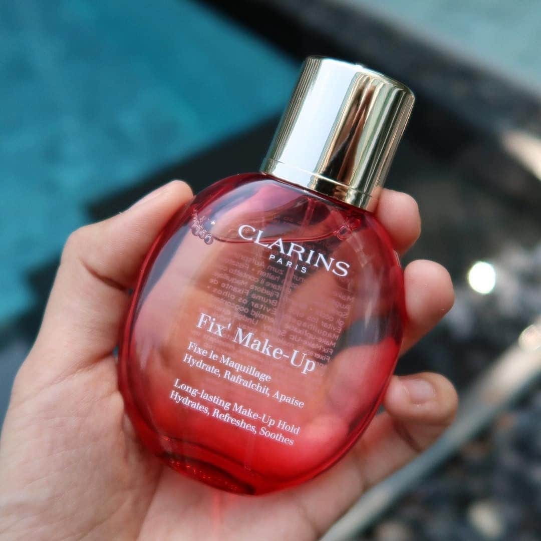 CLARINSさんのインスタグラム写真 - (CLARINSInstagram)「Mist me! Revive your skin in an instant with Fix' Make-Up. 🌱 Aloe Vera moisturizes & soothes skin 🌹 Grapefruit extract & organic rose water refreshes your senses . . . 📷: makeup_amy #ClarinsMakeup #Makeup #MOTD #Clarins」4月2日 8時50分 - clarinsusa