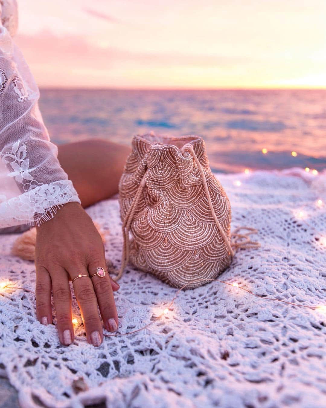 のインスタグラム：「Pretty details 💫 and one the most beautiful sunsets I’ve seen in weeks ✨ . @fromstxavier bag + @za_jewellery 💎 http://liketk.it/2AQQR @liketoknow.it . 📸 @bobbybense . #gypsylovinlight_style #bohostyle #rings #bag #fromstxavier #zajewellery #jewelry #sunset #GLLSunsets #liketkit」