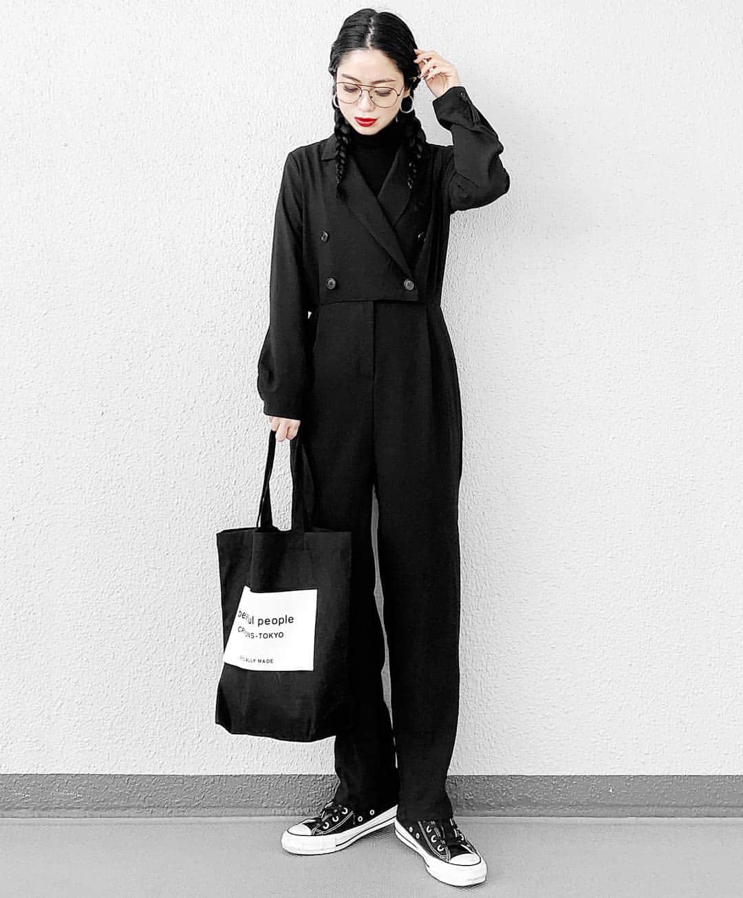 lve_xxxxのインスタグラム：「.﻿ .﻿ 春物着たいのに…﻿ 寒くて全然無理ぽ🤷🏻‍♀️🤷🏻‍♀️🤷🏻‍♀️﻿ ﻿ お洒落は我慢も出来るの若いうちと﻿ 身をもって感じる近年。﻿ ﻿ 寝癖やばすぎてどーにもならずに﻿ 三つ編みおさげにしてみました。﻿ ﻿ 昭和感満載 昭和生まれですから🖖🏻← #アダムスファミリー﻿ ﻿ ああ寒い。﻿ ﻿ ※アウター着てますが﻿ 気持ち春感出したくて脱いでます笑﻿ ﻿ －－－－－－－－－－－－－－－－－－﻿﻿﻿﻿﻿﻿﻿﻿﻿﻿﻿﻿﻿﻿﻿﻿﻿﻿﻿ ﻿﻿﻿﻿﻿﻿﻿﻿﻿﻿﻿﻿﻿﻿﻿﻿﻿﻿﻿ item詳細(ブランド・サイズ等)に﻿﻿﻿ 関しましては﻿﻿﻿﻿﻿﻿﻿﻿﻿﻿﻿【WEAR】を﻿﻿﻿ ご参照くださいませ🙇‍♀️♡﻿﻿﻿﻿﻿﻿﻿﻿﻿﻿﻿﻿﻿﻿ ﻿﻿﻿ プロフのURLより飛んで頂けます✈︎﻿﻿﻿﻿﻿﻿﻿﻿﻿﻿﻿﻿﻿﻿﻿﻿﻿ ﻿﻿﻿ －－－－－－－－－－－－－－－－－－﻿﻿﻿ ﻿﻿」