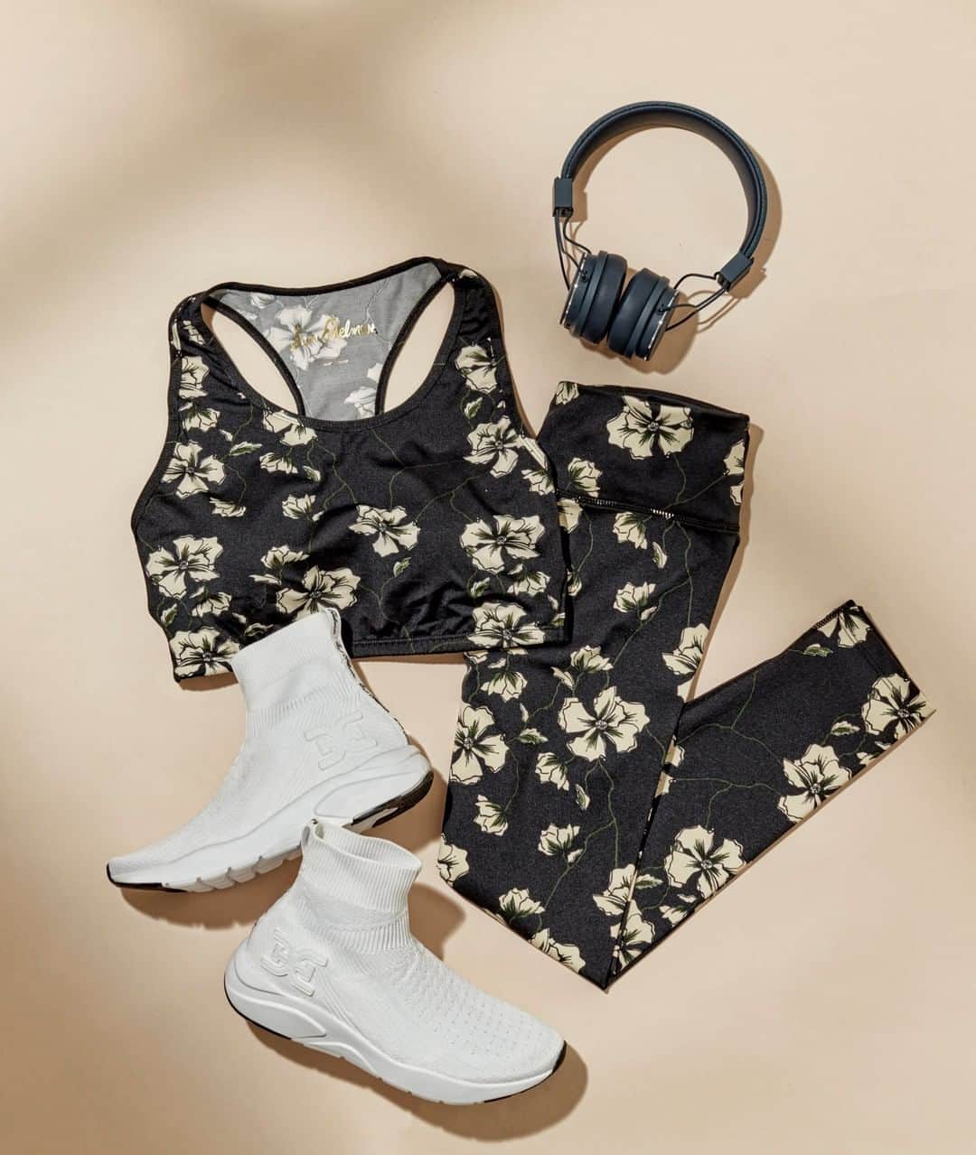 サムエデルマンのインスタグラム：「Sweat in style 💦 Our bold garden print bra, legging and Tara knit sneakers」
