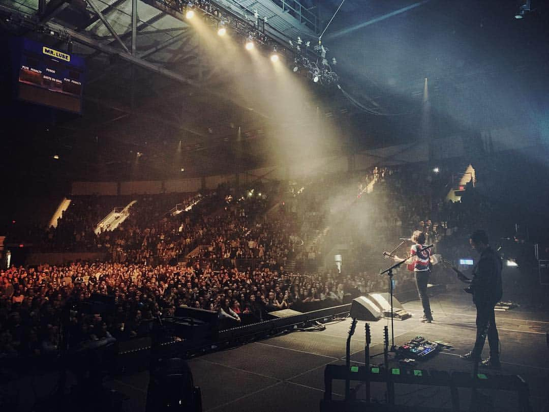 ジェームズ・ベイさんのインスタグラム写真 - (ジェームズ・ベイInstagram)「Absolutely unforgettable night in Vancouver, thank you so much x 📷 @ltully91 📷 @catherinevernabentley 📷 @jenny_.feng」4月2日 9時12分 - jamesbaymusic