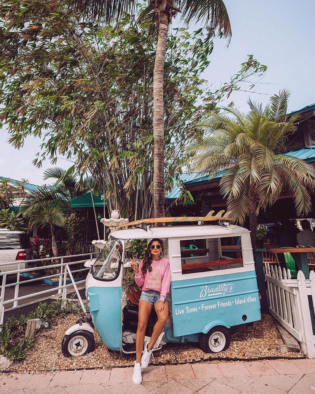 のインスタグラム：「The only B.S. I need is beaches and sunsets. @jenkvieira shares that truth from the Beaches & Sunsets Fiona Crew. #wildfox #spring2019 #riotheart #wildfoxsweatshirt #beach #sunset」
