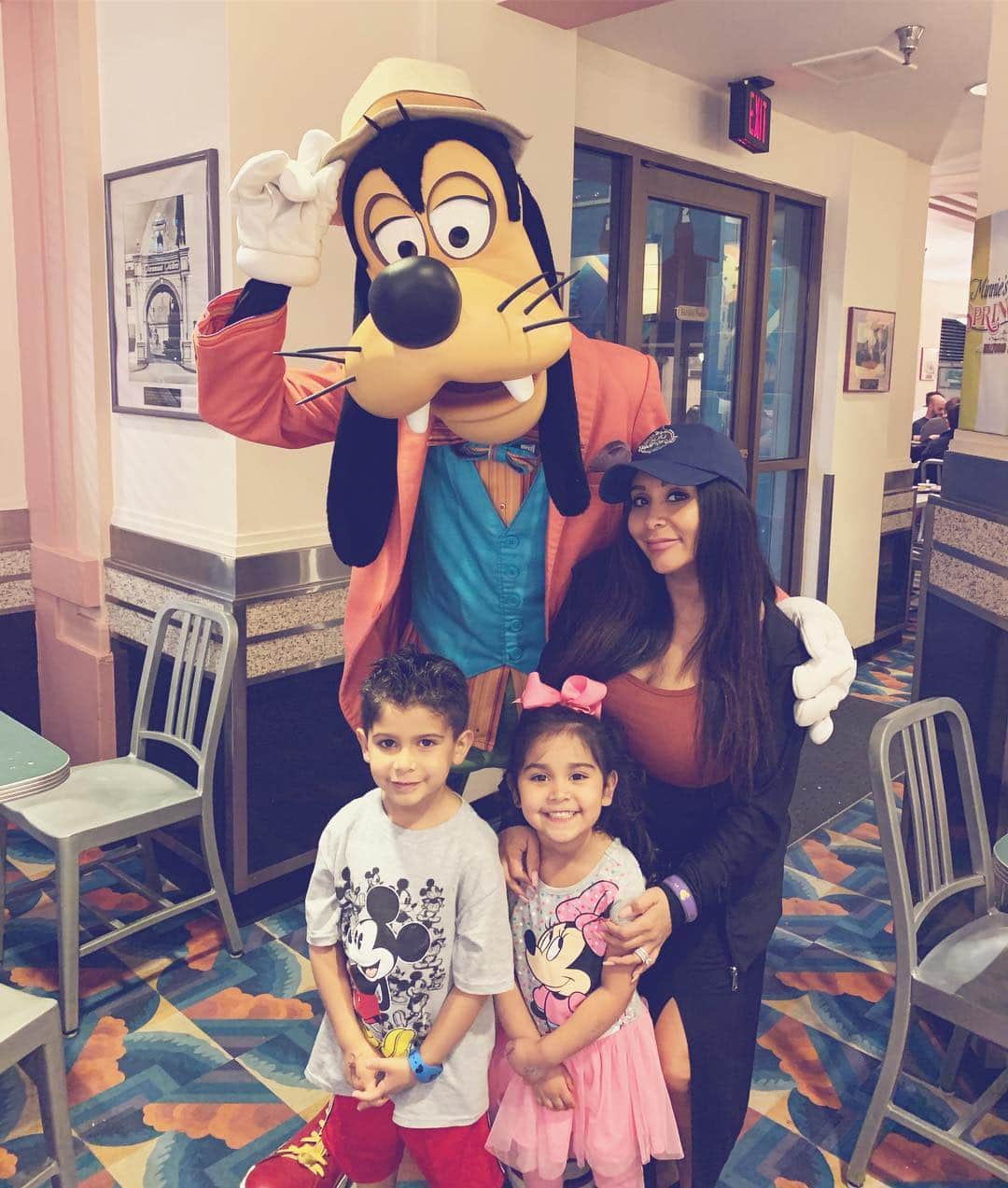 ニコール・ ポリッツィのインスタグラム：「GOOFY! 🤪」