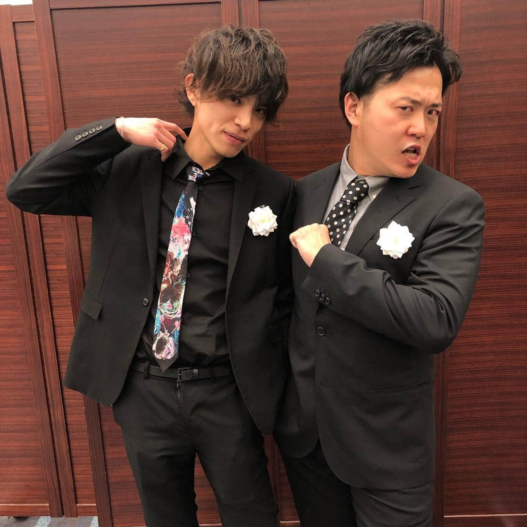 エハラマサヒロさんのインスタグラム写真 - (エハラマサヒロInstagram)「山本裕典くんとお久しぶりに❗️﻿ ﻿ #顔の大きさ違いすぎてカッコいい﻿ #スタイル違いすぎてカッコいい﻿ #顔のパーツの配置違いすぎてカッコいい﻿ #多分尿酸値と血糖値も違いすぎてカッコいい﻿ #最後の写真引いとるやないか﻿ #山本裕典﻿ @yusuke_yamamoto0119」4月2日 9時24分 - eharamasahiro