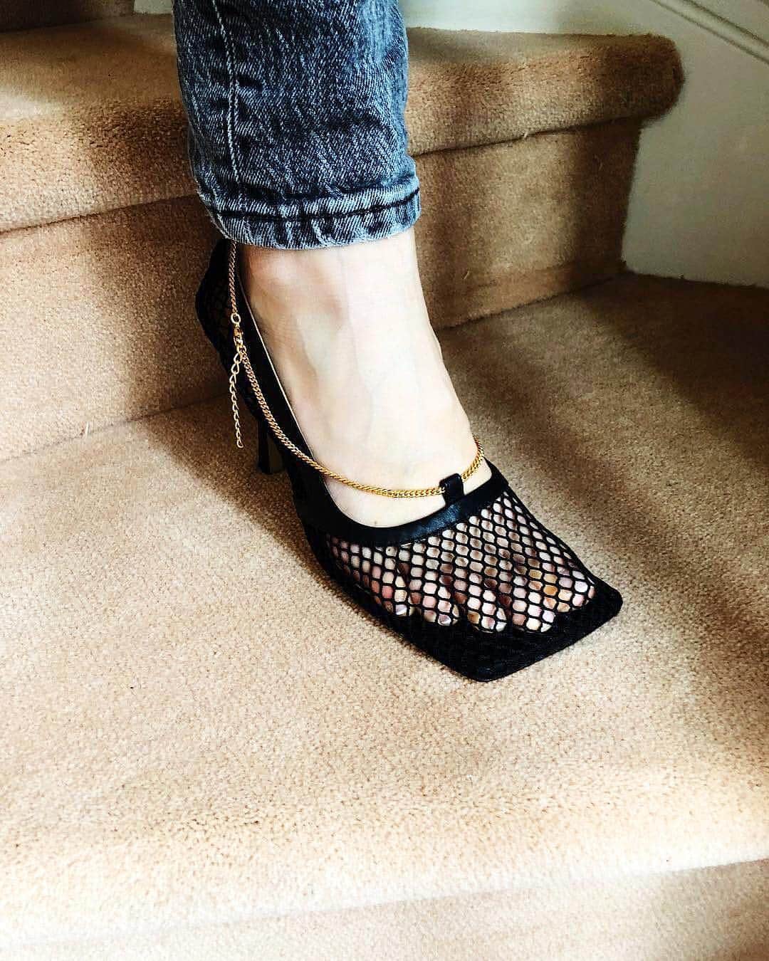 WHO WHAT WEARさんのインスタグラム写真 - (WHO WHAT WEARInstagram)「An anklet + cool shoe = a big trend waiting to happen. Tap the link in bio for 4 chic micro-trends that are guaranteed to blow up this spring. photo: @pernilleteisbaek」4月2日 9時39分 - whowhatwear
