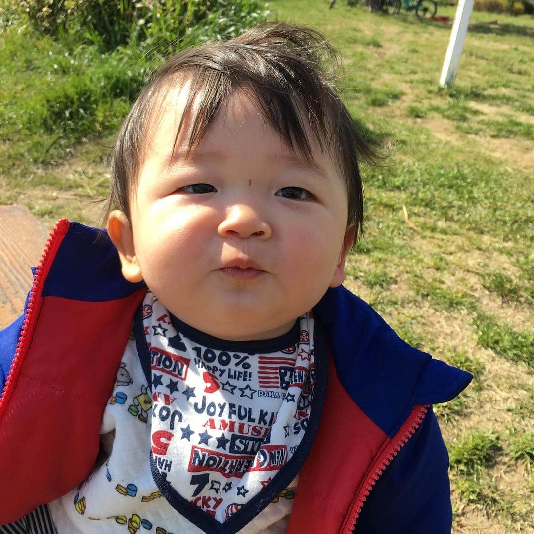 山西章博のインスタグラム：「初多摩川。 #赤ちゃん #嫡男 #せがれ #多摩川 #河川敷 #気持ち良さそう #耳だけ似てる #耳以外も似て来た #これ以上似るな #ママリ#パパリ#ベビフル#ベビリトル#コドモノ#mamanoko#コノビー#mamanokoカメラ部#mamanokoギフトキャンペーン#コドモダカラ」