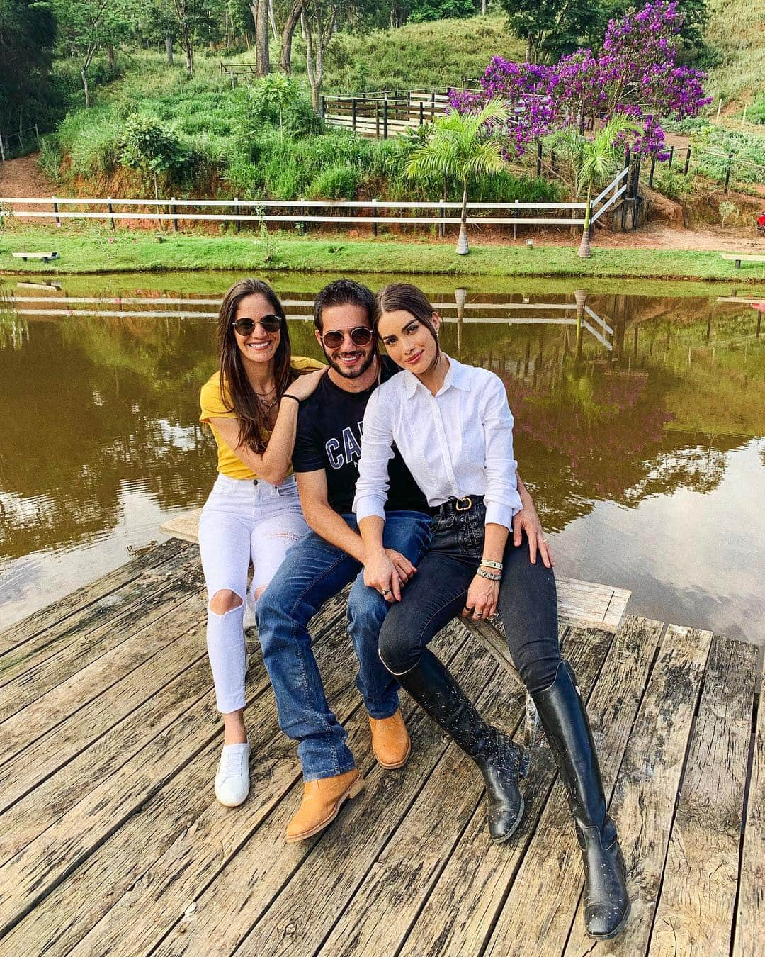 Camila Coelhoさんのインスタグラム写真 - (Camila CoelhoInstagram)「#SIBLINGS LOVE💑 Grateful for the amazing and relaxing days we spent on the countyside! There are no better days than the days that we spend  with your loved ones - always cherish those moments and remember to be grateful for it🙏🏻🖤 ————- Amor de irmãos!!!💑 Grata pelos dias lindos e relaxantes que passamos juntos (no interior - lugar onde só trás lembranças boas)! Não há dias melhores do que os dias que passamos ao lado de pessoas que amamos - criando memórias que duram pra vida toda! AMO VOCÊS ❤️🙏🏻」4月2日 9時38分 - camilacoelho