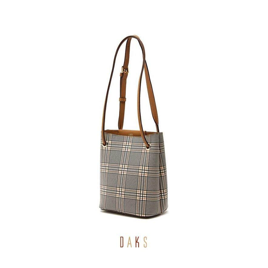 DAKS Koreaさんのインスタグラム写真 - (DAKS KoreaInstagram)「• DAKS accessories  소프트한 터치감, 경량화된 스플리트 레더 소재, 베이직한 디자인에 체크패턴을 더해 다양한 스타일링이 가능한 포인트백. 이번 주 MD추천 피오나팝 체크백을 LF몰에 만나보세요! . [MD’s Pick] #DCBA9E912W2 . #닥스 #닥스액세서리 #닥스코리아 #DAKS #DAKSACCESSORIES #LF몰 #닥스백 #숄더백 #크로스백 #체크백 #가방 #여성가방 #가방스타그램 #추천백 #lfmall」4月2日 9時42分 - dakskorea_accessories