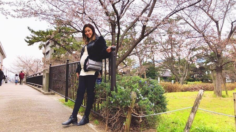 七菜香さんのインスタグラム写真 - (七菜香Instagram)「先日のちょっぴり早いお花見散歩🚶‍♀️🌸 ・ 今日から妊娠8ヶ月！ 妊娠後期になりました🤰 安定期に入ってからホントに早い👏🏻 終わりが見えてきたマタニティライフ、 身体もお腹も大きくなって正直動きずらい😂 ベビさんと一心同体でいられる貴重な時間だし 👦🏽さんと2人きりでのんびり過ごせる最後の時間 楽しく過ごせますように♥️ ベビさんは令和元年生まれになるのね〜👶🏼✨ ・ ・ ・ ・ ・ ・ #sakura #cherryblossom #spring #flower #japan #pregnant #pregnantlife #8months #instagood #桜の季節 #兵庫 #夙川 #マタニティライフ #マタニティコーデ  #28w0d #妊娠8ヶ月 #妊娠後期 #🤰 #🌸」4月2日 9時48分 - nanaka0118