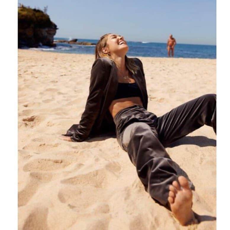 アシュリー・ハートさんのインスタグラム写真 - (アシュリー・ハートInstagram)「Woke dreaming I was already in Sydney, Can’t wait to put my feet in the sand. 1 more plane sleep ☺️🤞🏻」4月2日 9時50分 - ashleyhart