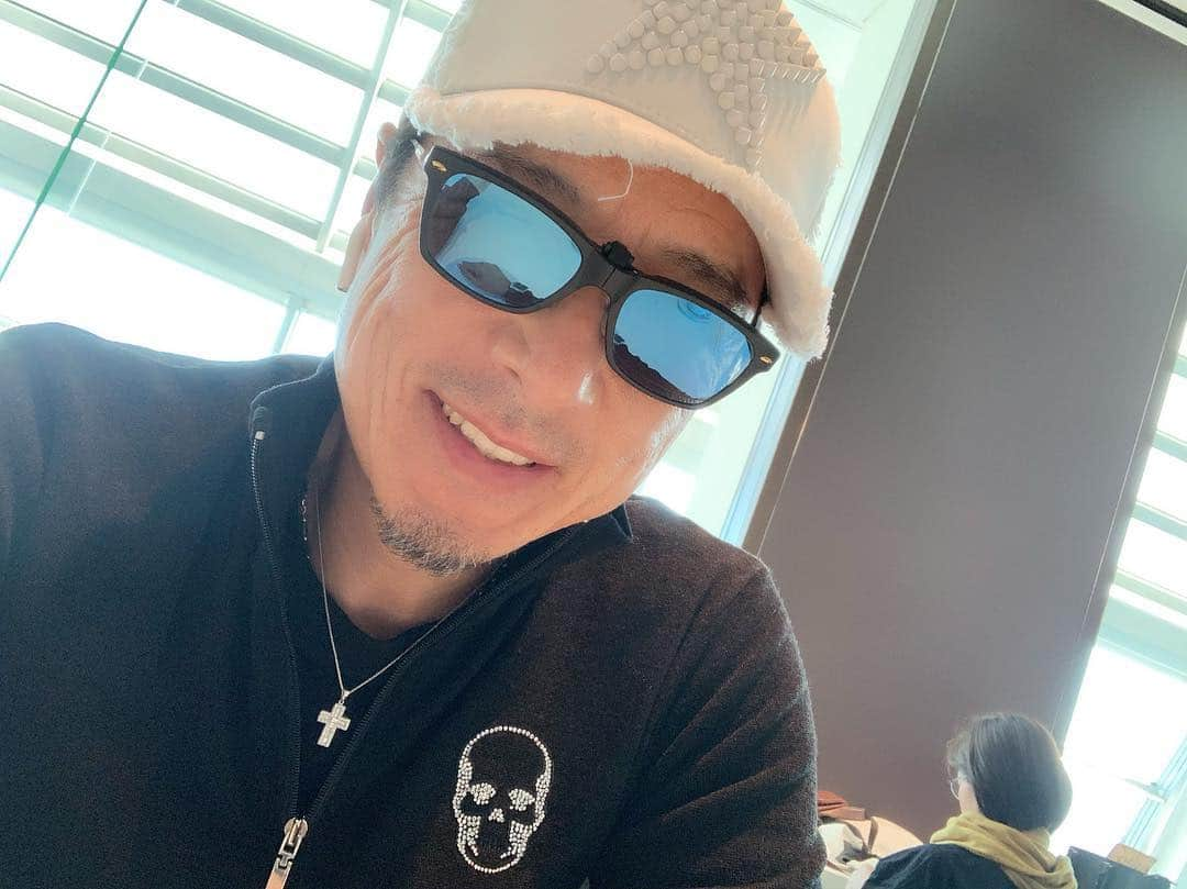 黒田アーサーさんのインスタグラム写真 - (黒田アーサーInstagram)「今日から福井に行って来ます。目的は福井の桜🌸！福井はまだ寒いみたい❄️でも楽しみです😉👍#福井 #桜並木🌸 #晴れますように #黒田アーサー #kurodaarthur #メガネ#アーサーk#eyewear #arthurk #グリーングラス#クリップオンサングラス🕶#エクスポジション #バケットダイヤクロスペンダント #アンコキーヌ #スタッズキャップ」4月2日 9時52分 - kuroda_arthur