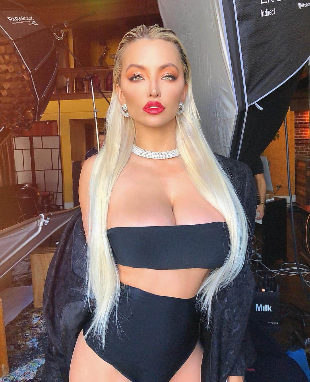 リンジー・ペラスさんのインスタグラム写真 - (リンジー・ペラスInstagram)「Coming soon... 😏👑」4月2日 9時52分 - lindseypelas