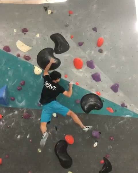 ハキム・カスバンのインスタグラム：「Totally surprised myself on the first day back here after more than a month of not climbing at all. This is one video but the entire session surprised me, albeit being short because I quickly ran out of skin 😂 . 📹 @shaunngoh @heavy.japan • • #climbing #bouldering #liveclimbrepeat #fortheclimb #climbinglife #climbing_is_my_passion #training #sports #athlete #singapore #climbing_worldwide #sgclimbers #passion #sgfitness #climbing_videos_of_instagram #movement #クライミング」