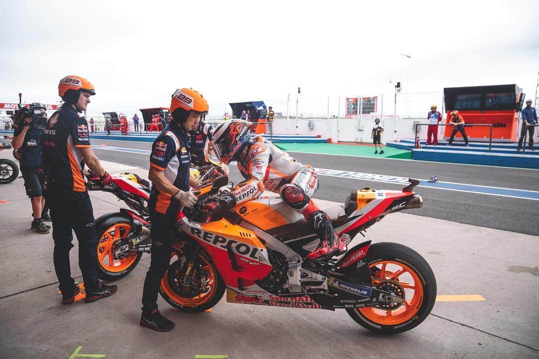 レプソル・ホンダのインスタグラム：「Always be prepared. ↔️ ⠀⠀⠀⠀⠀⠀⠀⠀⠀ #ArgentinaGP #25RepsolHonda #Repsol #MotoGP #Honda #Racing #RepsolHonda #HRC #RC213V #MM93 #JL99 #MarcMarquez #JorgeLorenzo #ThePowerOfDreams #Motorcycle #Argentina #JL99😈 #MM93🐜 #Practice #FlagToFlag #WetRace #ButNot」