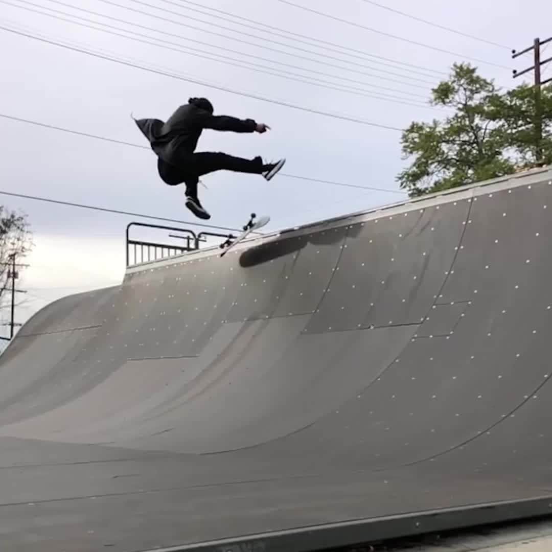 adidas Skateboardingのインスタグラム：「DAEWON DID IT /// @daewon1song is a legend. He’s done mini ramp tricks nobody else has and is still pushing himself to do more. To celebrate his contribution to skateboarding, we invite skaters to show us their best Daewon inspired tricks in the #DaewonDidIt contest all month long. @daewon1song will pick a skater each week to win a trip to skate with him and go to the premiere of Daewon’s TWS Legend Documentary in Los Angeles on May 12.  TRICK OF THE WEEK: Mini Ramp  Rules: 1. Post a video of yourself doing a mini ramp trick to Instagram by 11:59 pm on April 7 2. Hashtag #DaewonDidIt 3. Tag @adidasSkateboarding  @daewon1song will choose his favorite trick and post it to Instagram next week. Good luck and stay tuned for the next Trick of the Week on April 8. See skateboarding.com for official rules.」