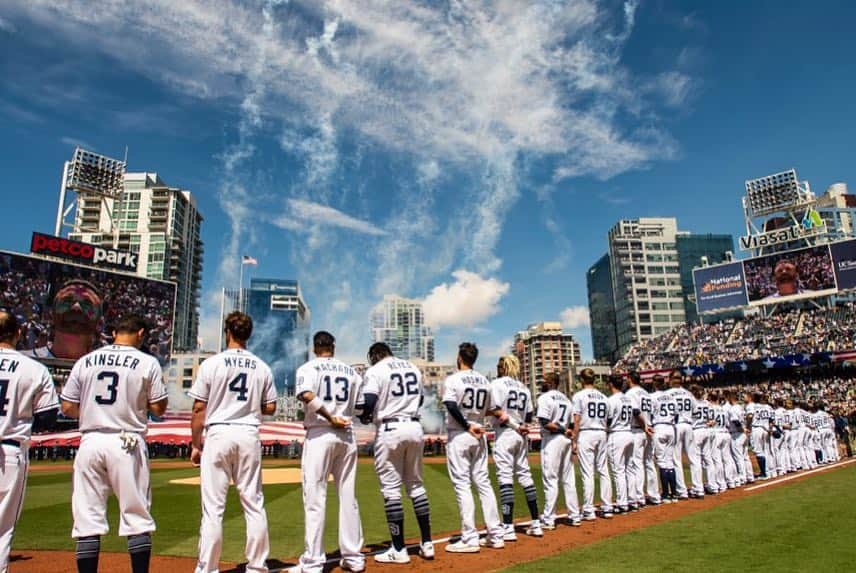 エリック・ホズマーさんのインスタグラム写真 - (エリック・ホズマーInstagram)「Opening series at petco was lit! Let’s keep it going @padres #gopads #showsquad」4月2日 1時06分 - hosmer305