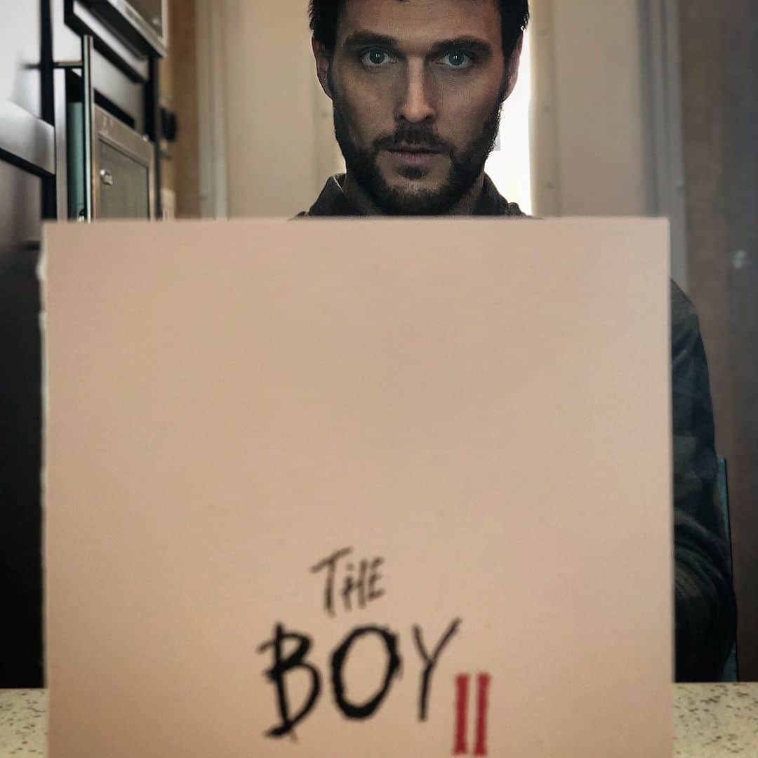 オウェイン・イオマンさんのインスタグラム写真 - (オウェイン・イオマンInstagram)「SOON....The Boy II. In theaters July 26th. #theboy2 #brahms #brahmsheelshire #brahmsisback #stxfilms #lakeshoreentertainment #horror #thriller #july26th #trailerselfie」4月2日 1時10分 - owainyeoman