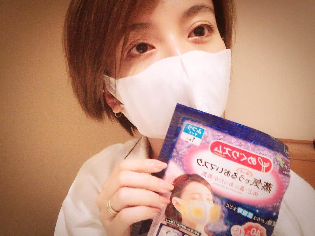 大石参月さんのインスタグラム写真 - (大石参月Instagram)「お泊まりが多いこの頃。 毎回ホテルの乾燥に喉がやられる と言う話を覚えていてくれて 台本と一緒に何気なく 蒸気でうるおいマスクをくれた マネージャーにキュンとした💘  #明日はキットカットラジオドラマ収録 #これで完璧 #めぐりズムさんこんなのまであるんですか #天才ですか #マネージャーは天使ですか #出来る女子 #見習います #蒸気でホットうるおいマスク #これまじ気持ちいい #おやすみなさい #大石参月」4月2日 1時16分 - ohishi_mitsuki