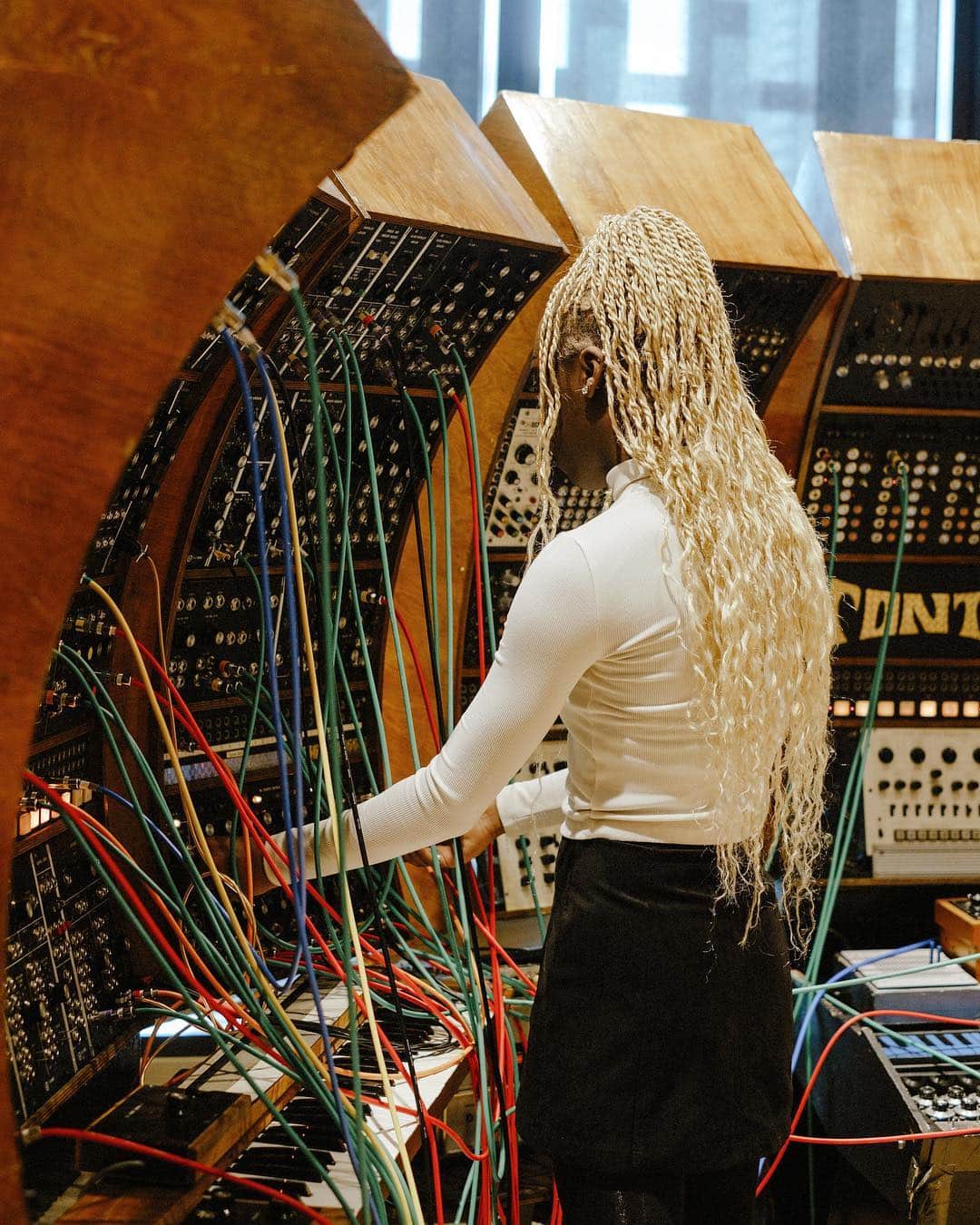 Red Bull Music Academyさんのインスタグラム写真 - (Red Bull Music AcademyInstagram)「RBMA Bass Camp participant @debbyfriday getting busy on the massive TONTO synthesizer at @nmc_canada — 📷 @allisonseto #tonto #synthesizer」4月2日 1時16分 - rbma