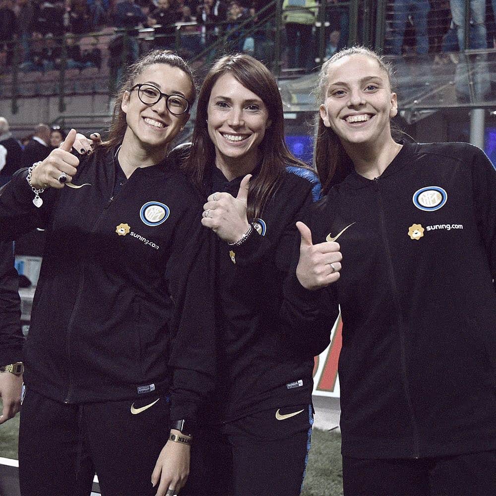 インテルナツィオナーレ・ミラノさんのインスタグラム写真 - (インテルナツィオナーレ・ミラノInstagram)「TAG A FEMALE FRIEND WHO’S AN INTER FAN 👩🏻⚫️🔵 #InterWomen were celebrated yesterday at San Siro #Inter #ForzaInter #WomenFootball #Football #Women #Girls #Friends」4月2日 1時17分 - inter