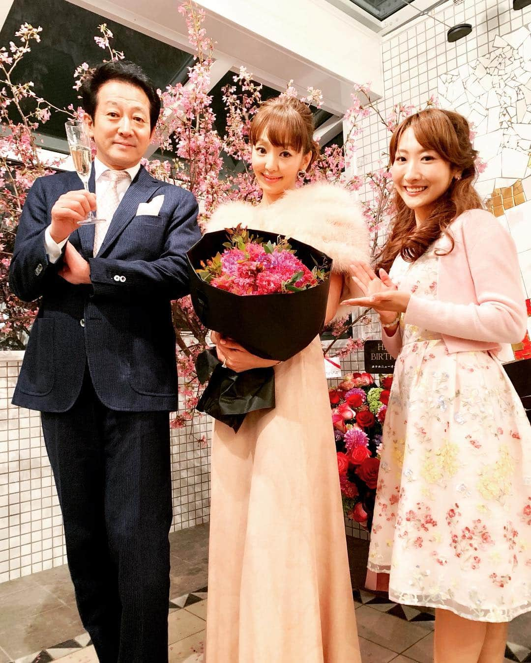 神田うのさんのインスタグラム写真 - (神田うのInstagram)「琢ちゃん💕と真理恵ちゃん💕 大好きな親子です😘 私は真理恵ちゃん💕との方が歳が近いのですが同じ娘を持つ親（琢ちゃん）の思いがよーーく分かるから（笑） 私に出来る事はしてあげたい❤️ @tatsumimarie  #辰巳琢郎 さん#辰巳真理恵 ちゃん#大好きな親子  #お誕生日#バースデー#バースデーパーティー#ピンク#pink#birthday#birthdayparty#大好きなみんな#お祝いしてくれて#ありがとう#幸せでした#嬉しかった#楽しかった#どうもありがとう#happy#happybirthday#感謝#神田うの#44歳#unokanda#uno#桜#cherryblossom#パーティー#party」4月2日 1時17分 - unokandaofficial