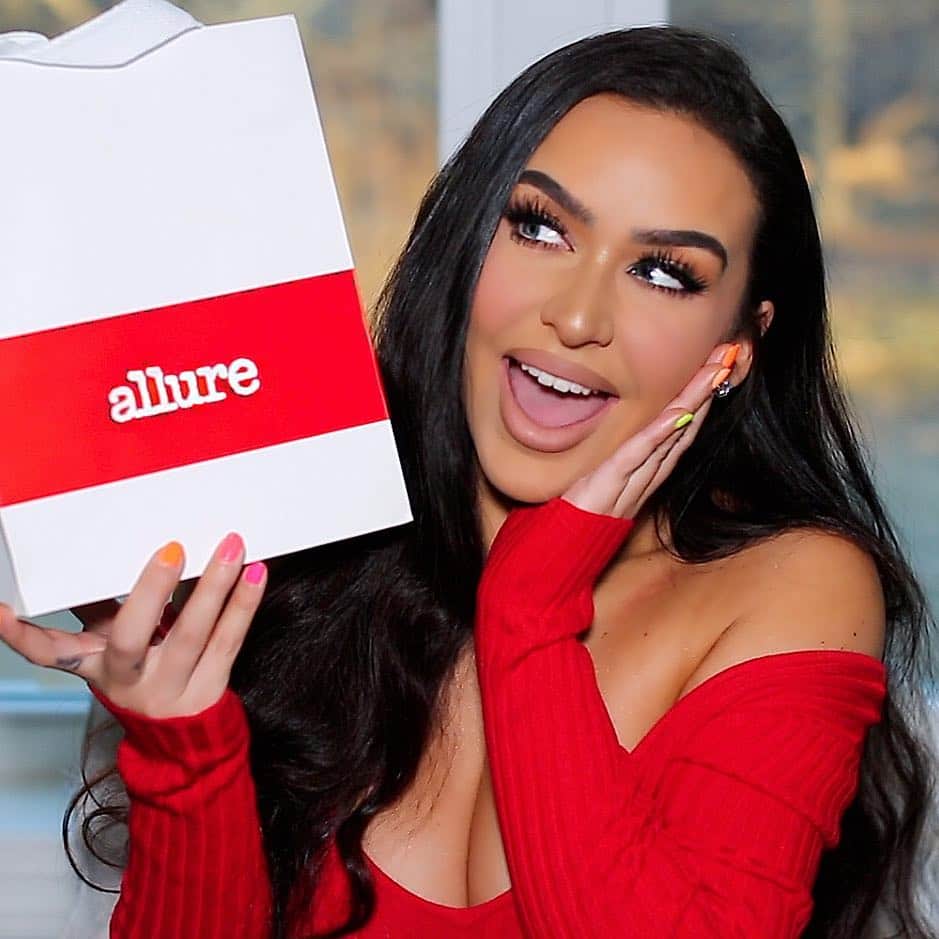 Carli Bybelさんのインスタグラム写真 - (Carli BybelInstagram)「‼️YAY! My @allure beauty box is now available for sale!!! $93+ value for only $10 😭😭 this month only! check out my new YouTube video to see all the goodies you will be receiving! 📍You can also go to allure.com/Carli to purchase🥰」4月2日 1時20分 - carlibel