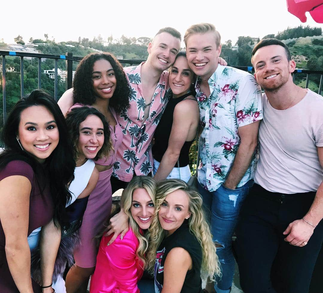 ジョーディン・ウィーバーのインスタグラム：「squad GOALS 🔥 So proud of my friend @samanthapeszek for her amazing creation of @beamqueenbootcamp. Had a blast at the reveal party yesterday 💗💗」