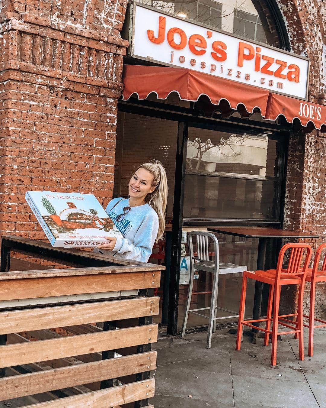 Kindly Myersさんのインスタグラム写真 - (Kindly MyersInstagram)「Best pizza in Santa Monica. Joes pizza 🍕 if you’re in town it’s a must!」4月2日 1時30分 - kindlymyers