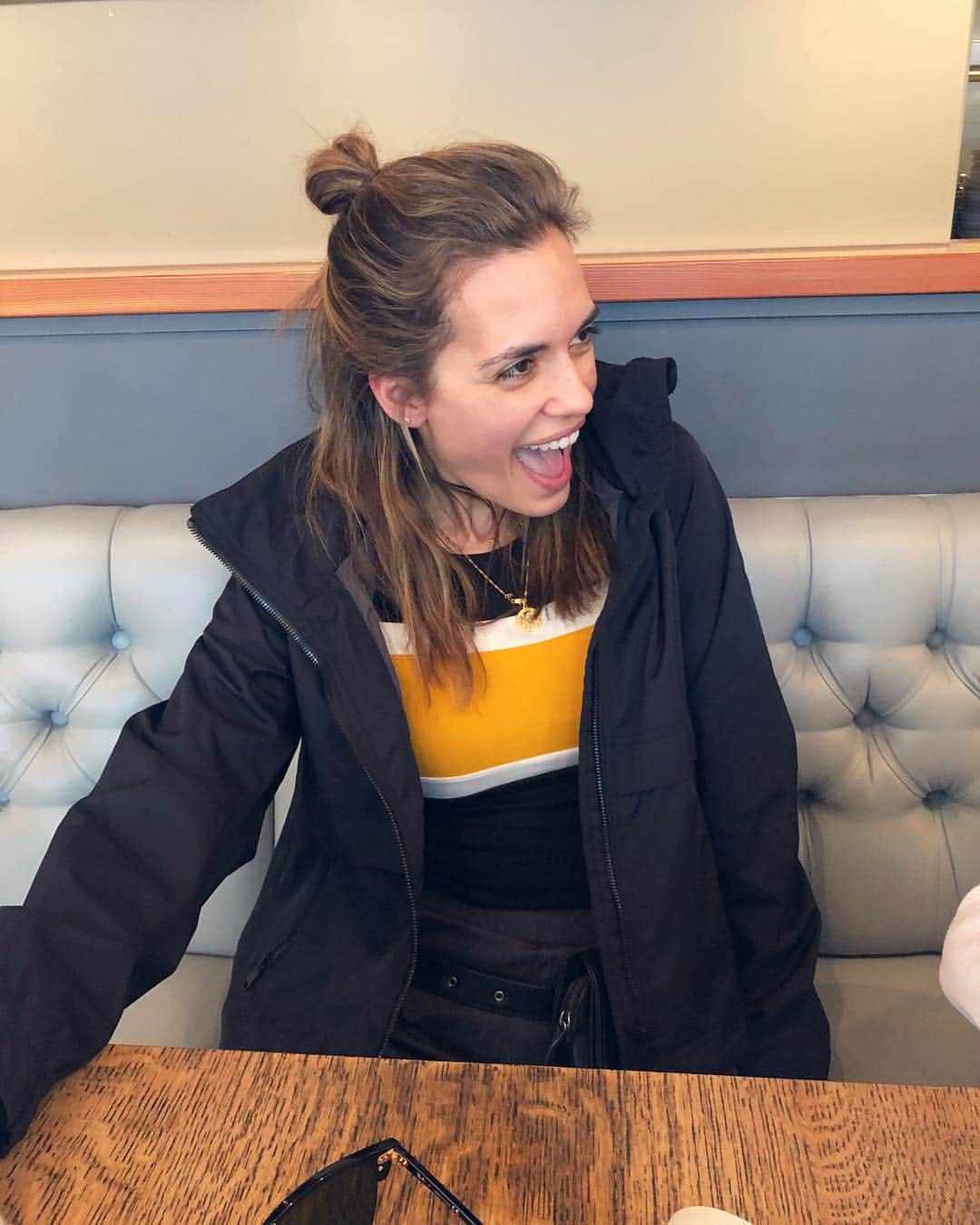 トーレイ・デヴィートのインスタグラム：「I got the answer wrong. And I really answered with SUCH confidence. I am now keeping my word and posting this picture selected by my friend @pattimurin . I’m challenging my friends who are logical and smart thinkers, to have a crack at guessing the answer to the riddle below. When you think you know, Private message me the answer.  If you are not going to follow the instructions after you lose, don't bother playing.  Your turn! Read the riddle. If your answer is incorrect, I can choose any of your photos and you have to post it along with with the riddle. If you answer correctly, I'll write your name in the comments (with a trophy emoji). Riddle: It's 7:00 AM. You are asleep and there is a sudden knock on the door. Behind the door are your parents who came to have breakfast. In your fridge are bread, milk (pasteurized), juice, and a jar of jam. To answer, what will you open first? * Answer directly through Private message only please. Answers in the comment section will be deleted.」