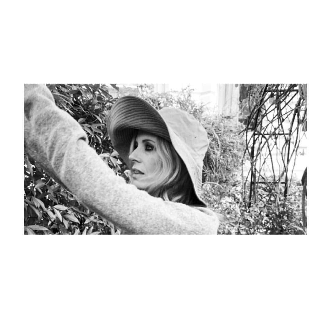 ローラ・ベイリーさんのインスタグラム写真 - (ローラ・ベイリーInstagram)「#lauraloves @britishvogue  Link in bio 💋  Surf Girls Jamaica At Eternity’s Gate ☀️ (Protection) Ceramics stars Henry Moore | The Wallace Collection (PS Also love my garden & this @ganni sun hat..). 🌸」4月2日 1時34分 - laurabaileylondon