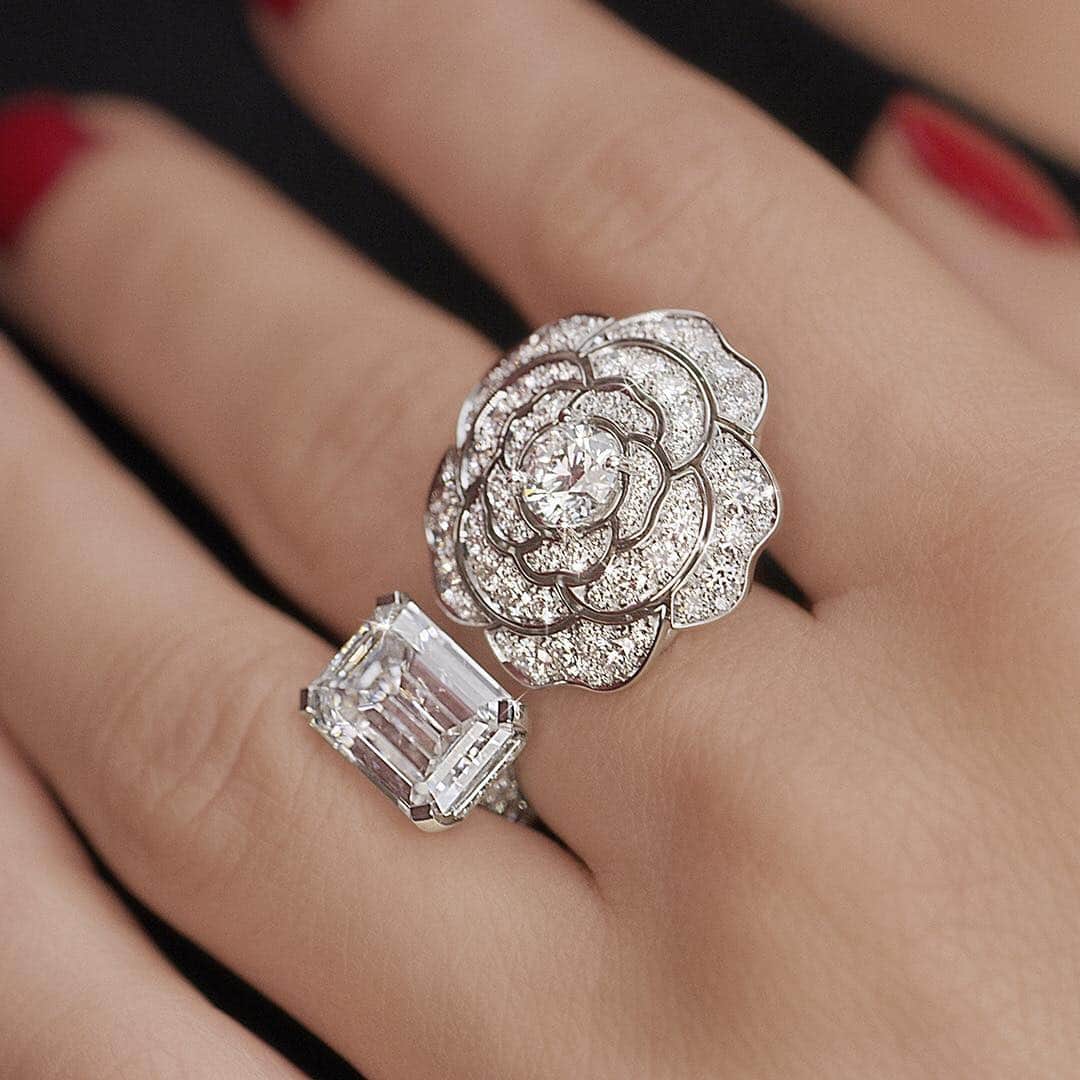シャネルさんのインスタグラム写真 - (シャネルInstagram)「The Contraste Blanc ring combines design, craftsmanship and gemstone selection, working in perfect harmony to create a diamond-encrusted camellia juxtaposed with a five­-carat, emerald-­cut diamond. Discover the collection - link in bio. #CHANELHighJewelry #1Camelia5Allures #CHANELCamelia」4月2日 1時35分 - chanelofficial