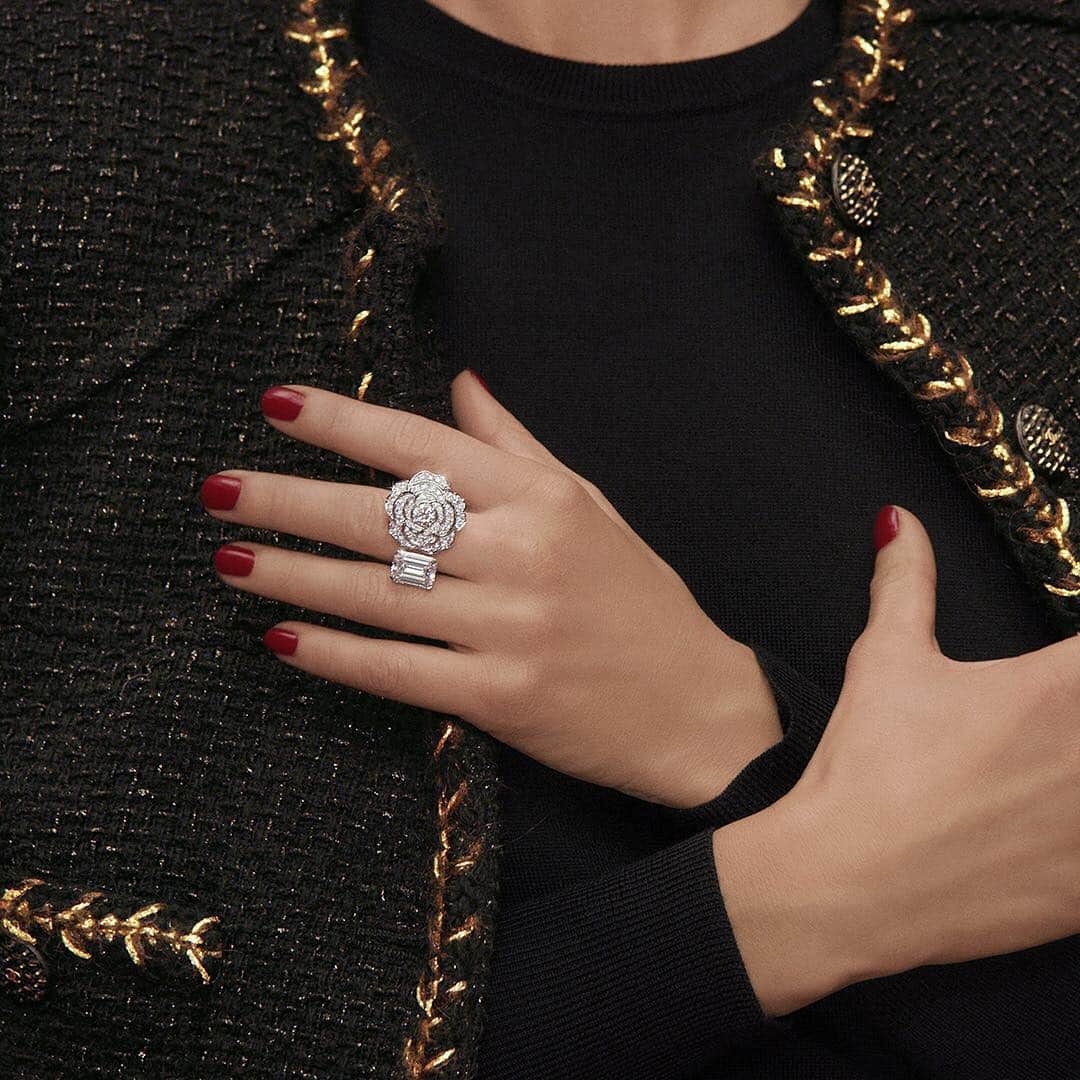 シャネルさんのインスタグラム写真 - (シャネルInstagram)「The Contraste Blanc ring combines design, craftsmanship and gemstone selection, working in perfect harmony to create a diamond-encrusted camellia juxtaposed with a five­-carat, emerald-­cut diamond. Discover the collection - link in bio. #CHANELHighJewelry #1Camelia5Allures #CHANELCamelia」4月2日 1時35分 - chanelofficial