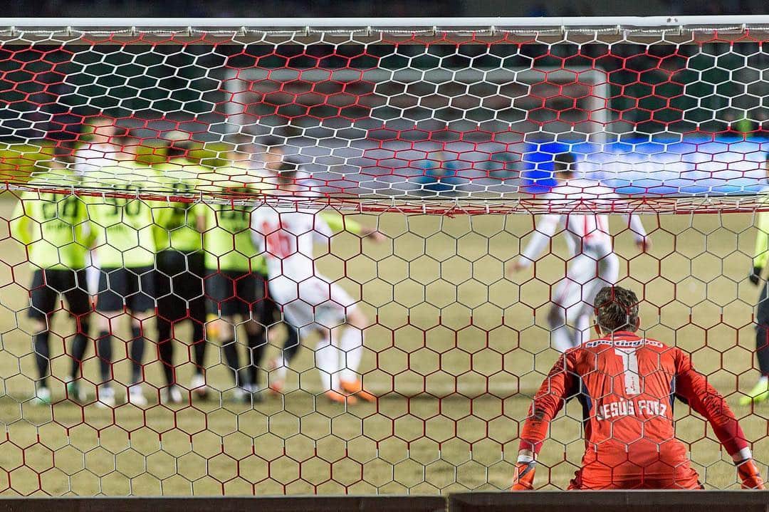 ヘスス・フェルナンデス・コラードのインスタグラム：「Habitat!! ✋🏼✋🏼⛔️ #keepgoing #seguimos#football #goalkeeper#uhlsport#cfrcluj#haicfr#cuparomaniei」