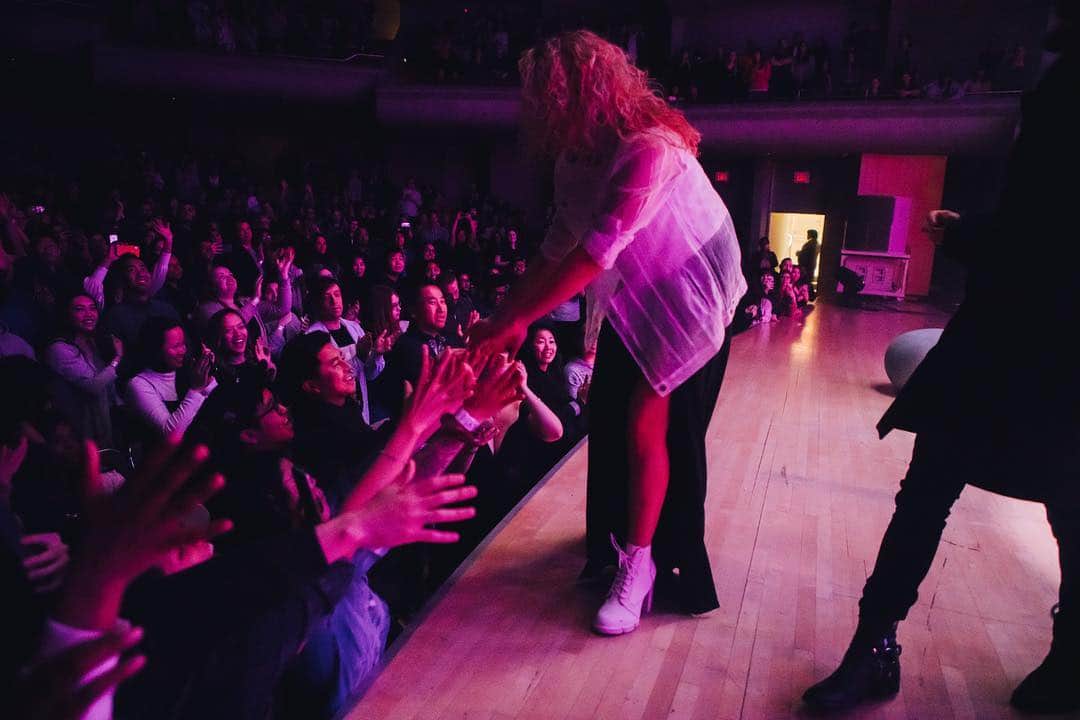トーライ・ケリーのインスタグラム：「toronto, thank you for an amazing night!!🇨🇦🥰 BOSTON YOU’RE NEXT! see you tomorrow👽  can’t believe there’s only 7 more shows left of the #AcousticSessions !! tix @ torikellymusic.com  4/2 - boston 4/3 - brooklyn 4/5 - philly 4/6 - liberty university, va 4/9 - st. petersburg, fl 4/10 - orlando, fl 4/13 - new orleans」