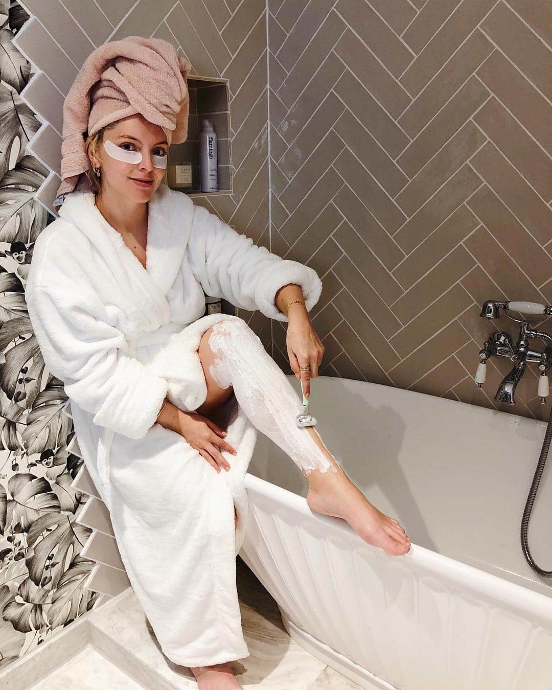 Estée Lalondeのインスタグラム：「{ad - paid partnership} Hi from my new bathroom! 👋 Being hairy isn’t so scary (I am a furry creature all winter long), but sometimes I want to be slippery like a 🐍 and crawl into some fresh sheets (best feeling in the world am I right?!) @meetflamingo really nailed it with the foamiest of foamy shave gels for when I have a burst of energy and decide to have a full blown pamper sesh. -  Sidenote: hair is cool, shaving is cool. As with anything just do what feels right 4 u ❤️ Watch my stories if you want to see me shave my legs! 😂」