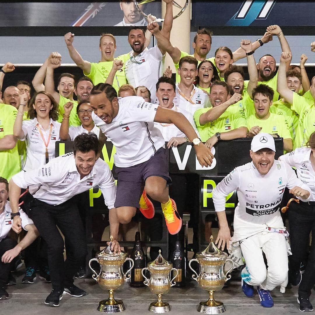 F1さんのインスタグラム写真 - (F1Instagram)「“On your marks, get set... gone” 👋🏃‍♂️💨😆 .  #F1 #Formula1 #BahrainGP #Winners #Celebrations #Mercedes #Hamilton #Bottas @lewishamilton @valtteribottas @mercedesamgf1」4月2日 2時05分 - f1