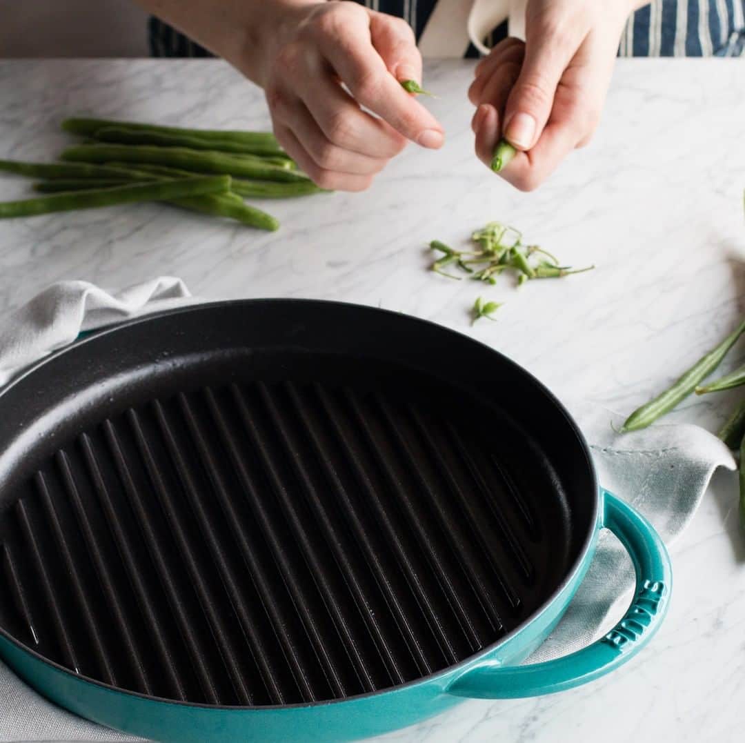 Staub USA（ストウブ）さんのインスタグラム写真 - (Staub USA（ストウブ）Instagram)「Ah spring, when the weather is as unpredictable as it is beautiful. Though we are itching to head outdoors to start grilling, sometimes nature has other plans🌧⛈. That's when our Round Cast Iron Grill Pan lends a hand- no matter the weather outside.  PS. We still can't get over our new Turquoise color. Can you blame us? It's too pretty 😭.」4月2日 2時00分 - staub_usa