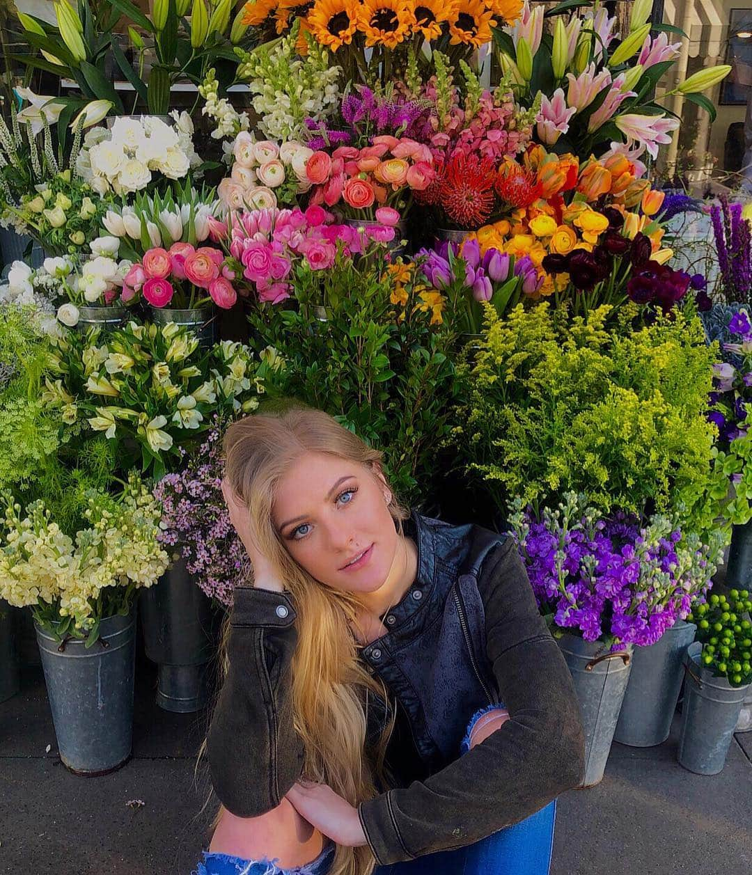 ペイジュ・ハイランドさんのインスタグラム写真 - (ペイジュ・ハイランドInstagram)「Flower child 💐🌻🌸🌷」4月2日 2時00分 - paigehyland1