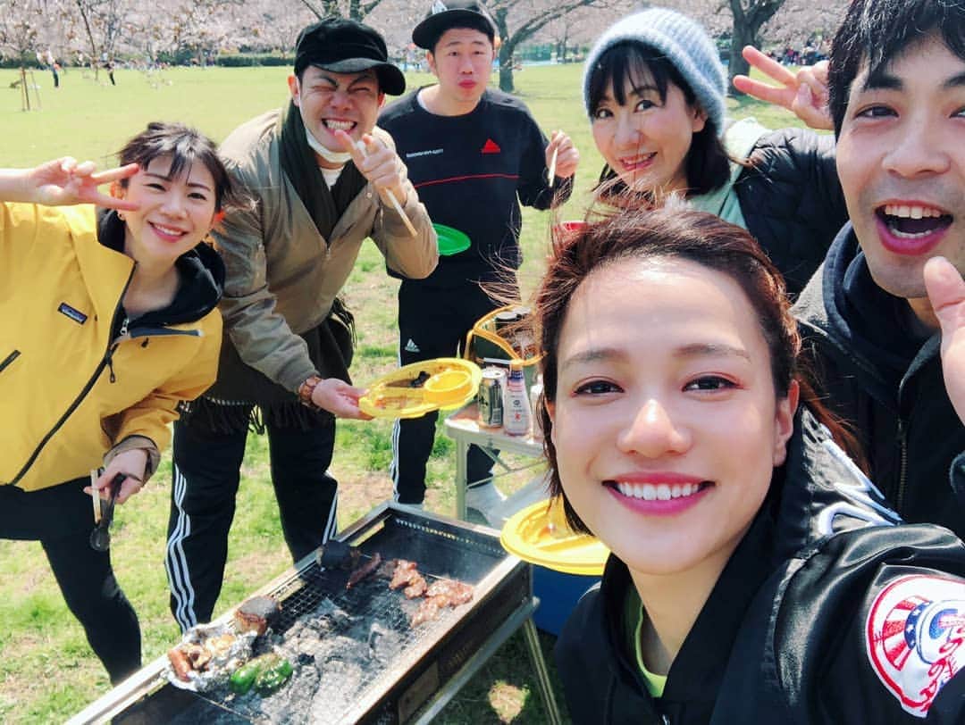 服部ひで子のインスタグラム：「平成３１年４月１日(月)  新元号の発表を このメンバーで見届けました！ 『平成』の発表の瞬間、 私は小学生１年生。 家でテレビを見ていた事を鮮明に覚えています！ 『令和』の発表の瞬間は、36歳。 この瞬間も、 ずっと忘れないでしょう！！！！！ もしかしたら、もう一度、 改元の瞬間がみられるかもしれないですねッ(*´ω｀)。 昭和から続く吉本新喜劇。  平成をまたぎ、  次は、令和の時代へと 紡いでいきます(p^-^)p！！！ 4/2(火)～4/8(月)は なんばグランド花月⭐酒井藍 座長週明に、出演させていただきます✨  春休み🌸是非、遊びにいらしてくたさいませ🎵  #吉本新喜劇 #よしもと新喜劇 #吉本新喜劇」