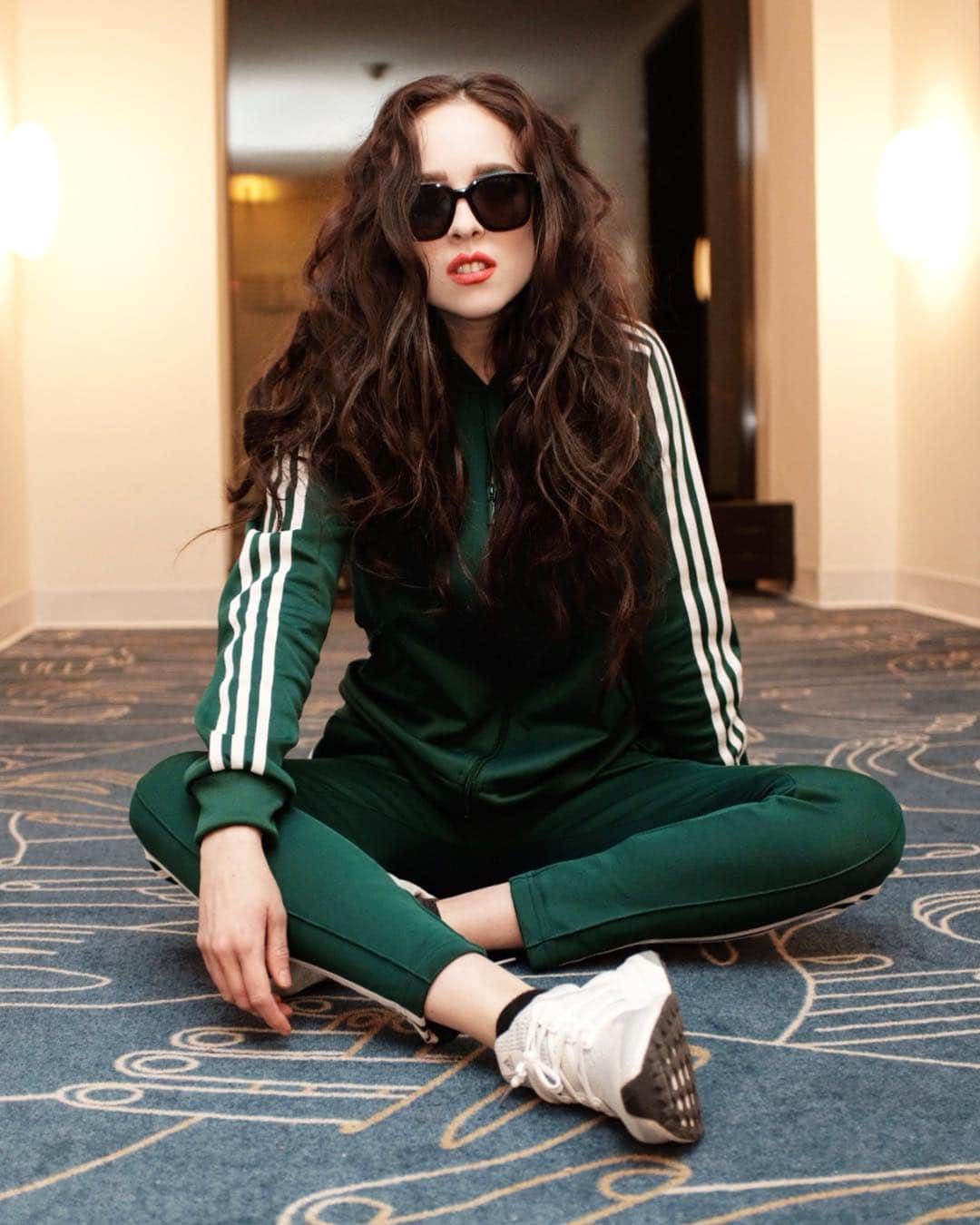 アリー・エックスのインスタグラム：「“I am product of my influences, and my influences are vast.” Where do you place the line between inspiration and theft when you’re a pop writer? New piece on @vulture with legends like @beberexha @imogenheap and more. Link in stories. PS thank you to @adidas for sending me this track suit and letting me feel my influencer oats 💚💚💚」