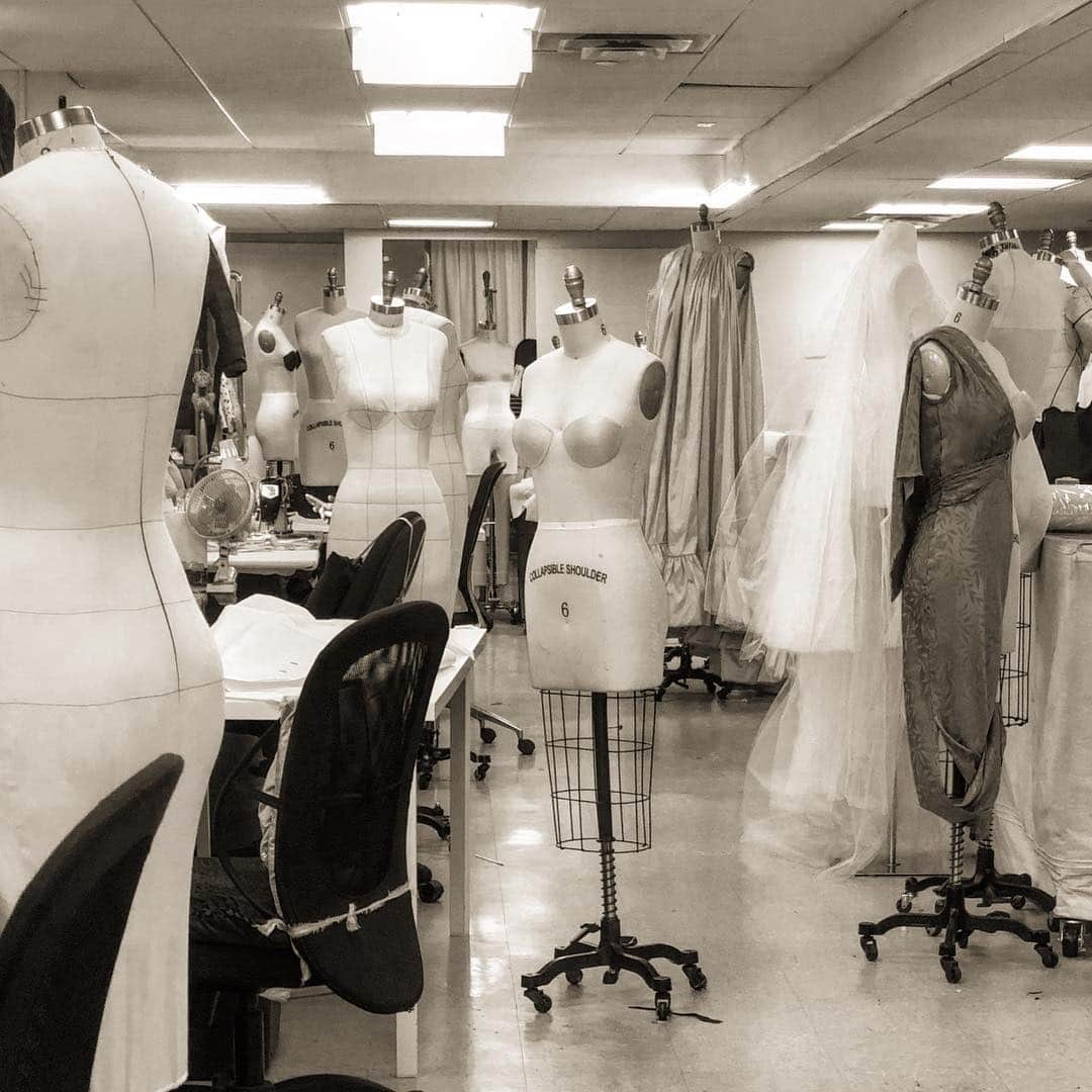 のインスタグラム：「Back home at the #Zacposen #atelier #madewithlove #madewithnyc ♥️✨♥️✨♥️✨♥️✨♥️」