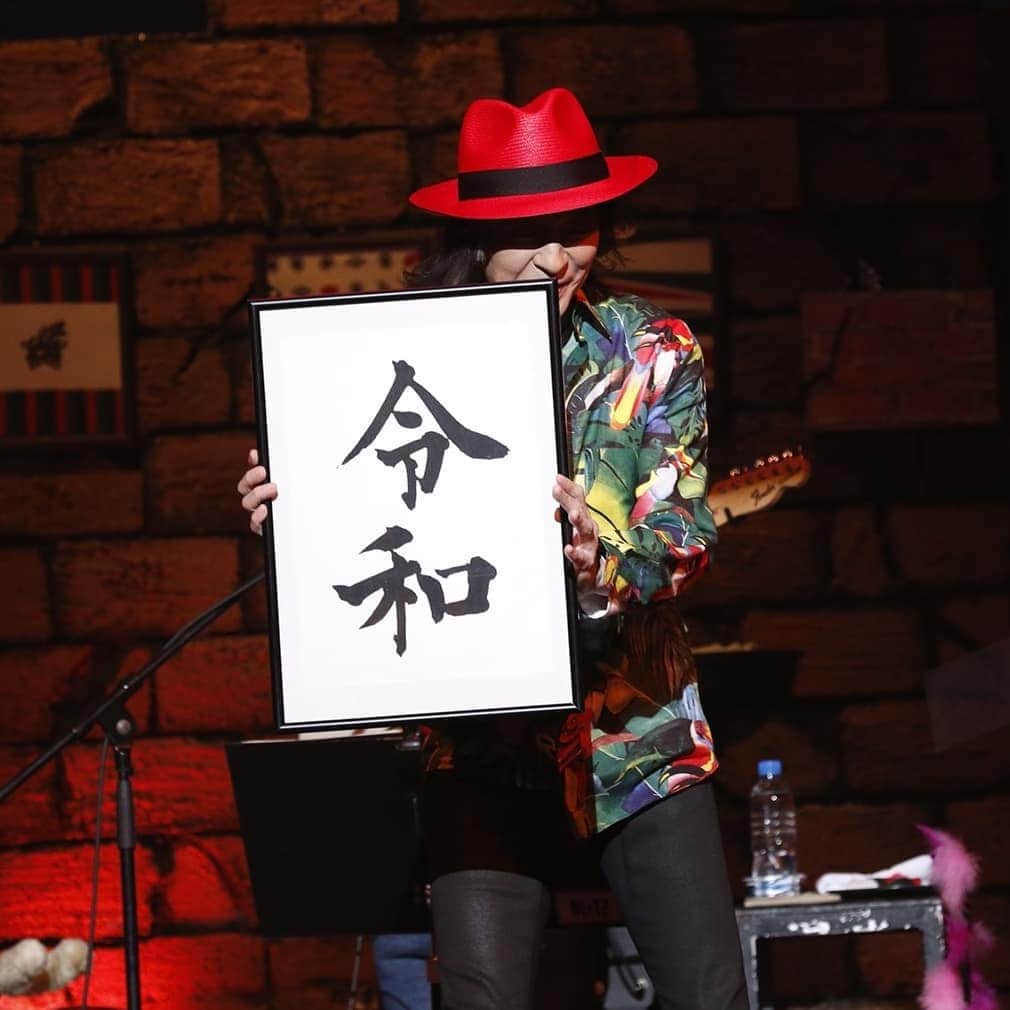 のインスタグラム：「宇都宮隆『それゆけ！歌酔曲！』を観に行きました(^-^)♪新元号が発表されたけど宇都宮さんが唄う「昭和」の歌謡曲に癒やされました♪  #宇都宮隆 さん#tmnetwork #ウツ #新元号 #令和 #昭和 #歌謡曲 #歌酔曲 #ライブ #ツアー #レギュラー松本 #あるある探検隊」