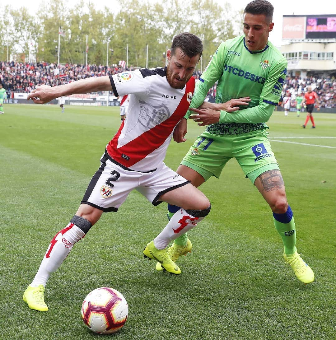 LFPさんのインスタグラム写真 - (LFPInstagram)「BALL IS EVERYTHING! 😍⚽ • #Rayo #RealBetis #RayoRealBetis #LaLigaSantander #LaLiga #Football #Soccer」4月2日 2時21分 - laliga